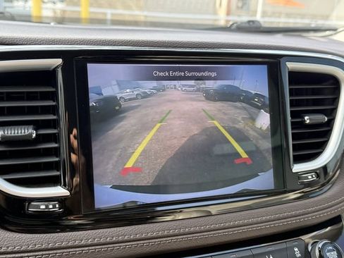 Used 2021 Chrysler Pacifica Touring-L image 22