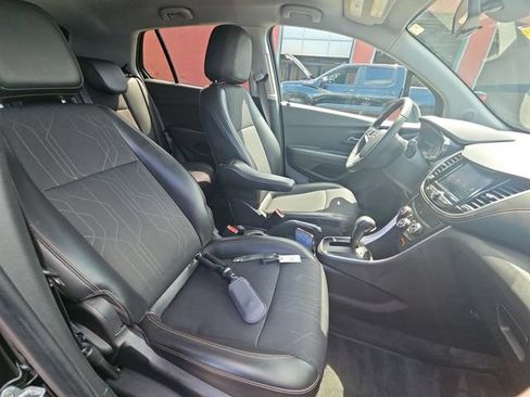 Used 2020 Chevrolet Trax LT w/ LT Convenience Package FWD image 30