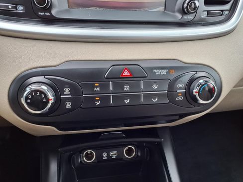 Used 2019 Kia Sorento FWD image 19