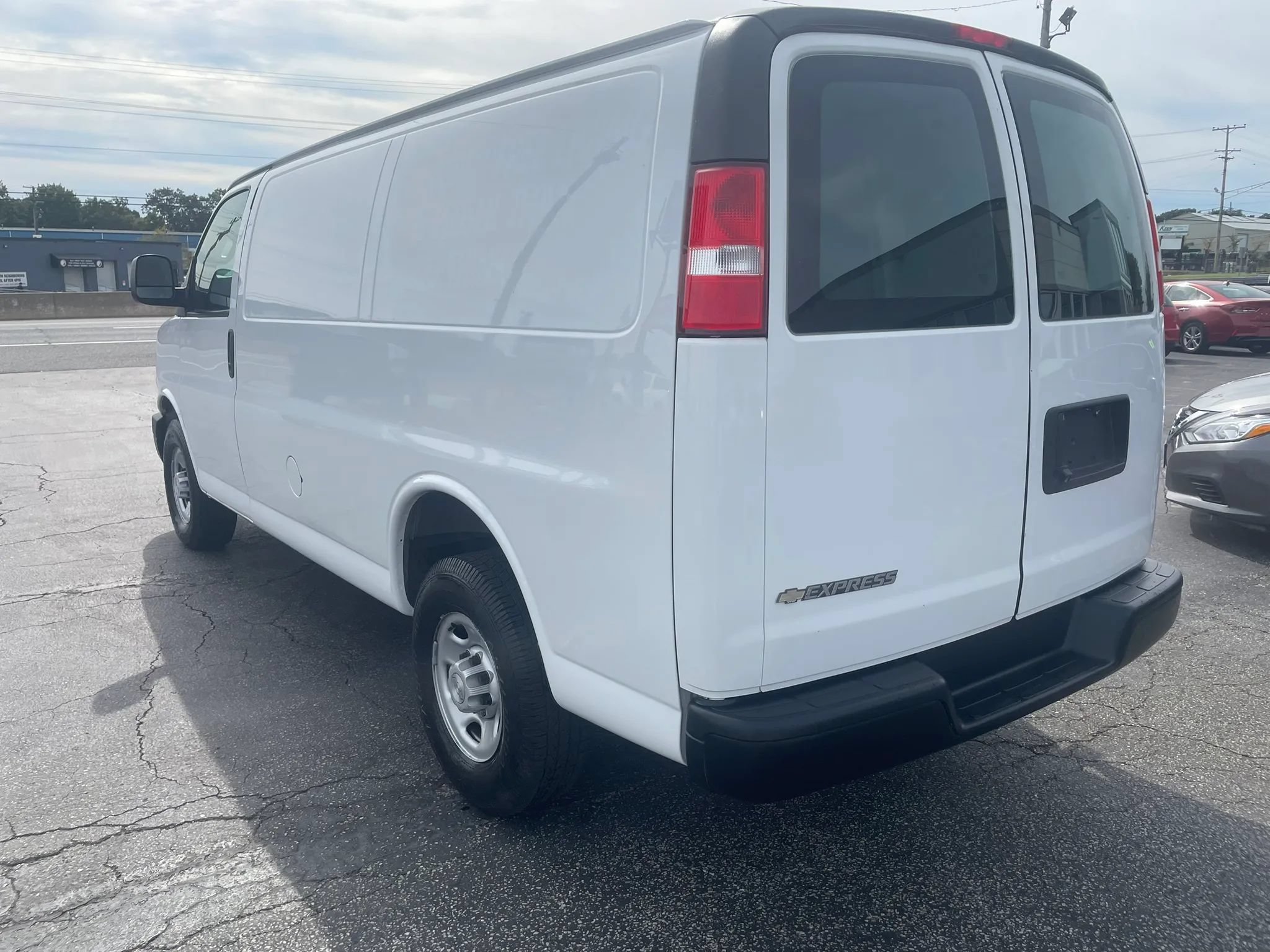 Used 2020 Chevrolet Express 2500 RWD image 7