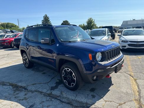 Used 2017 Jeep Renegade Trailhawk w/ Premium Trailhawk Package AWD/4WD image 4