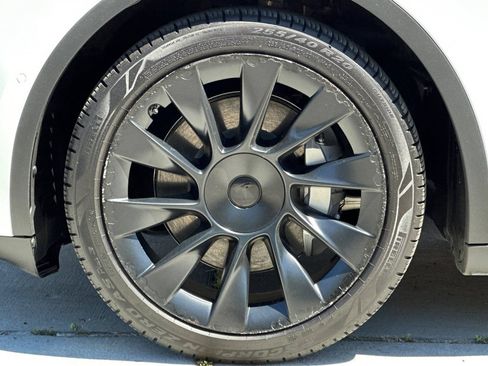 Used 2022 Tesla Model Y Long Range AWD/4WD image 27