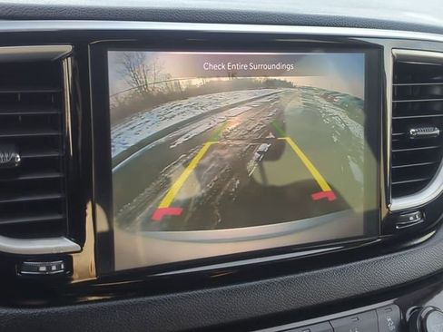 Used 2024 Chrysler Pacifica Touring-L image 18