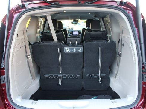 Used 2017 Chrysler Pacifica Platinum image 41