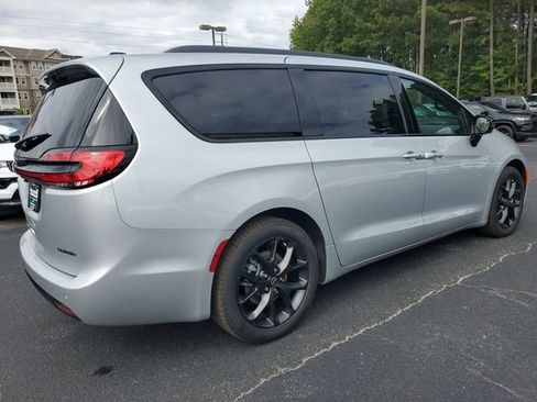 New 2026 Chrysler Pacifica Limited w/ Uconnect Theater Family Group image 6