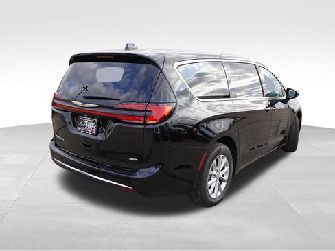 Used 2025 Chrysler Pacifica Select AWD/4WD image 3