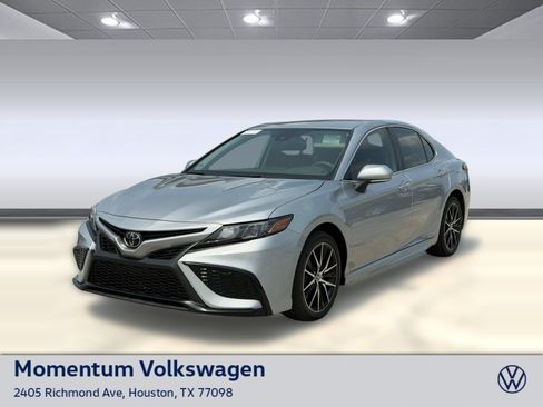 Used 2023 Toyota Camry SE FWD image 1
