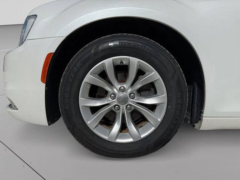 Used 2016 Chrysler 300 Limited RWD image 10