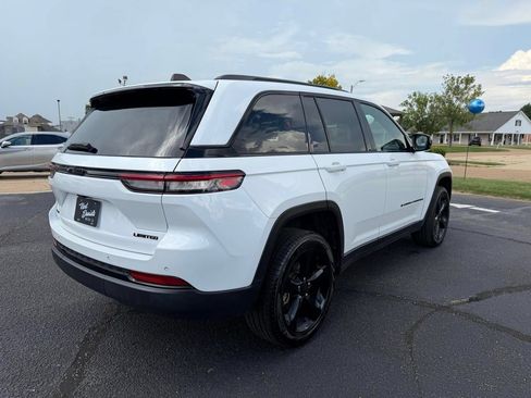Used 2023 Jeep Grand Cherokee Limited w/ Black Appearance Package AWD/4WD image 6