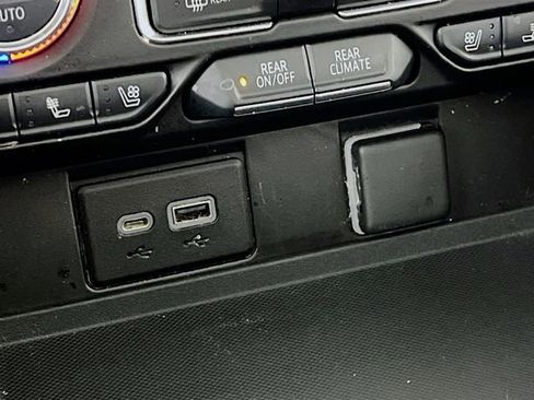 Used 2022 GMC Yukon XL SLT w/ SLT Luxury Package image 21