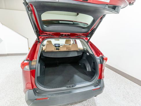 Used 2021 Toyota RAV4 XLE w/ Convenience Package FWD image 31