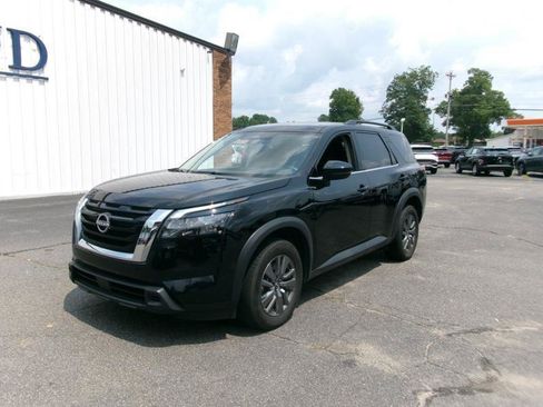 Used 2025 Nissan Pathfinder SV AWD/4WD image 2