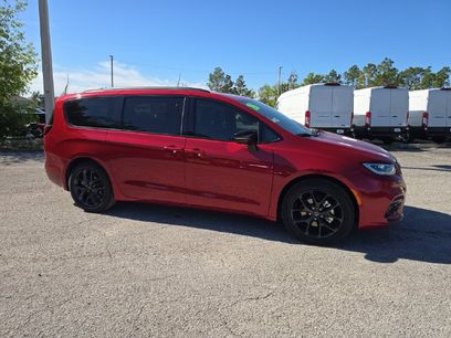 New 2026 Chrysler Pacifica Select w/ S Appearance Package