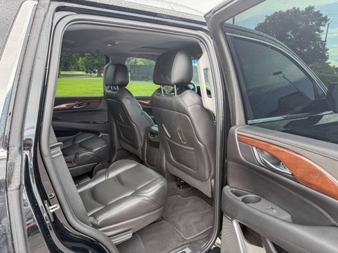 Used 2018 Cadillac Escalade Luxury RWD image 12