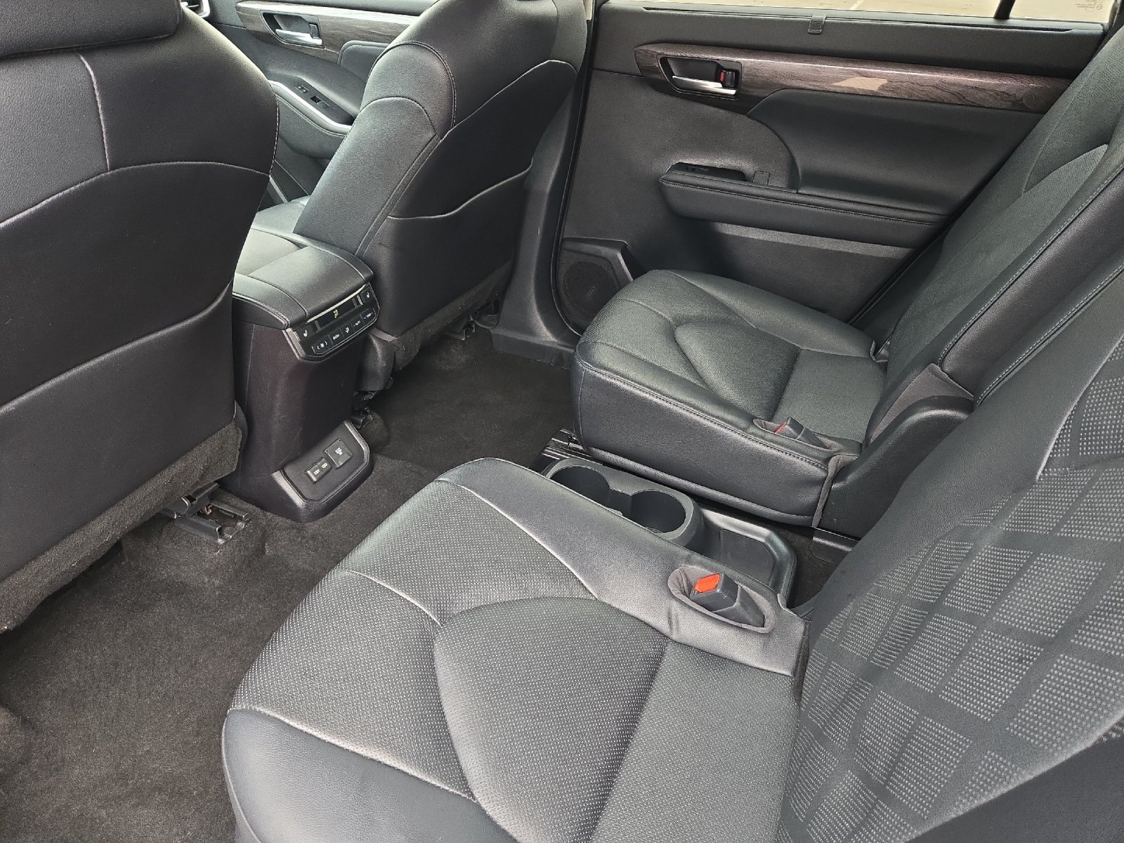 Used 2023 Toyota Highlander Platinum FWD image 11