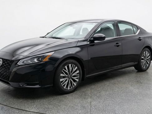 Used 2025 Nissan Altima 2.5 SV FWD image 3