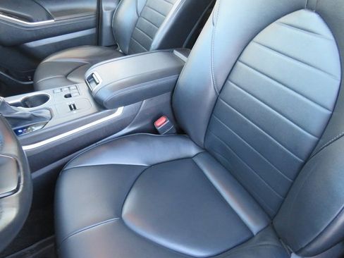 Certified 2023 Toyota Highlander XLE image 17