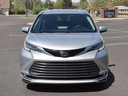 Used 2022 Toyota Sienna Limited image 13