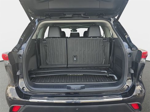 Used 2022 Toyota Highlander XLE image 14
