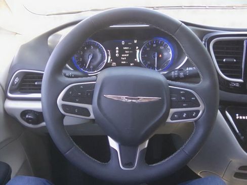 Used 2024 Chrysler Pacifica Touring-L image 8