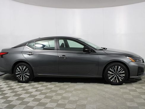 Used 2025 Nissan Altima 2.5 SV FWD image 36