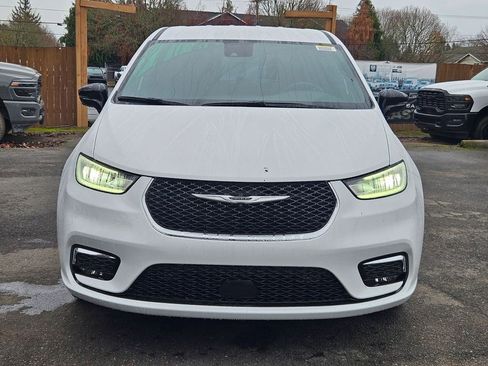 New 2026 Chrysler Pacifica Select image 2