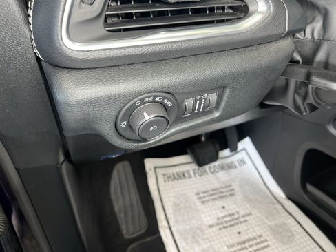 Used 2025 Chrysler Pacifica Limited image 16