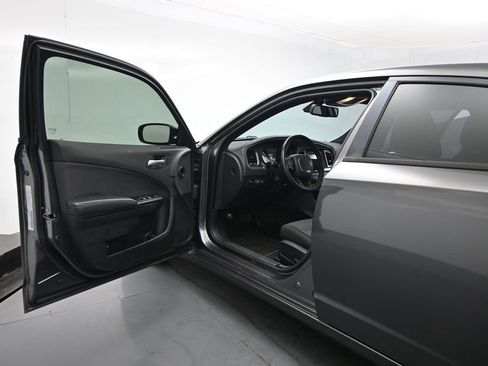 Used 2017 Dodge Charger SE w/ Blacktop Package RWD image 9