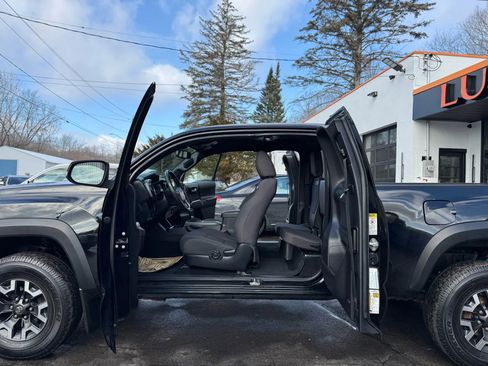 Used 2017 Toyota Tacoma TRD Off-Road w/ Tow Package image 27