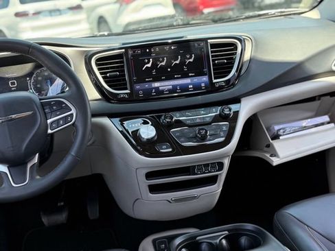 Used 2023 Chrysler Pacifica Touring-L FWD image 32