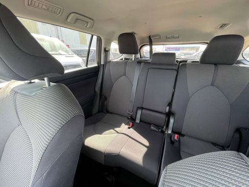 Used 2025 Toyota Highlander LE image 41