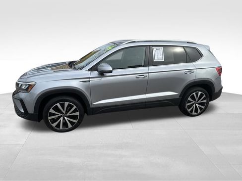 Used 2024 Volkswagen Taos SE FWD image 4