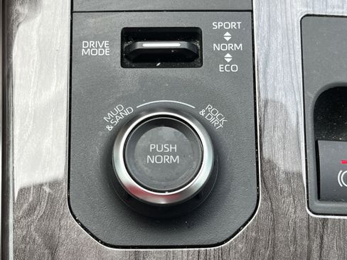 Used 2023 Toyota Highlander Limited AWD/4WD image 10