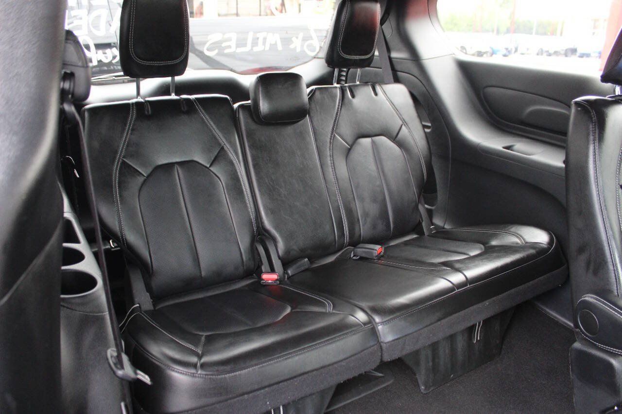 Used 2025 Chrysler Pacifica Select FWD image 12