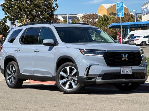 Used 2025 Honda Pilot Touring image 2