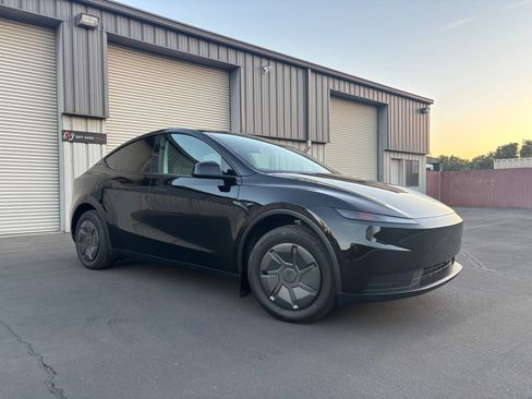 Used 2026 Tesla Model Y 2WD image 2