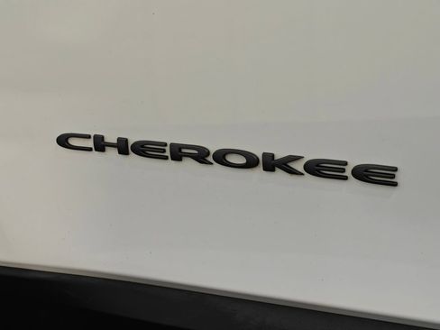 Used 2019 Jeep Cherokee Trailhawk AWD/4WD image 45