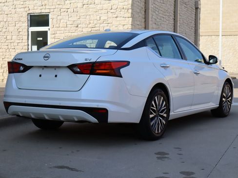 Used 2023 Nissan Altima 2.5 SV FWD image 3