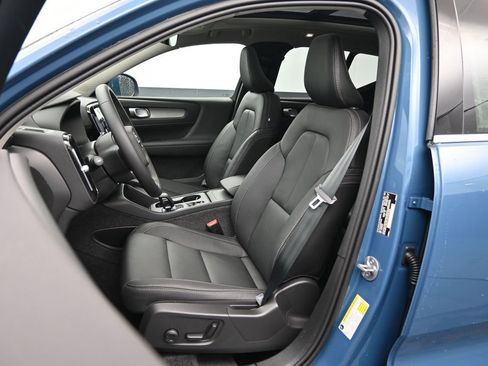 New 2025 Volvo XC40 B5 Core w/ Climate Package image 20