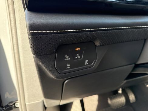 Used 2024 Volkswagen Atlas Cross Sport SE image 17