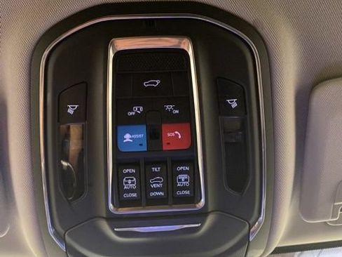 Used 2023 Jeep Grand Cherokee L Limited w/ Black Appearance Package AWD/4WD image 15