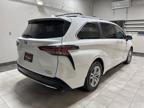 Used 2024 Toyota Sienna Platinum image 4