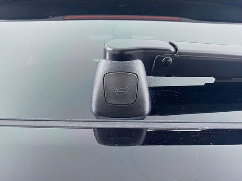 Certified 2023 Porsche Macan AWD/4WD image 24