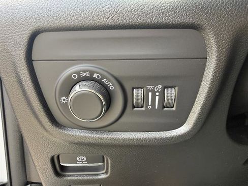 Used 2023 Jeep Grand Cherokee Altitude AWD/4WD image 30