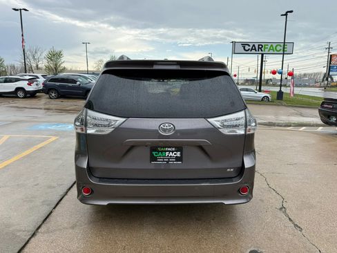 Used 2017 Toyota Sienna SE FWD image 10