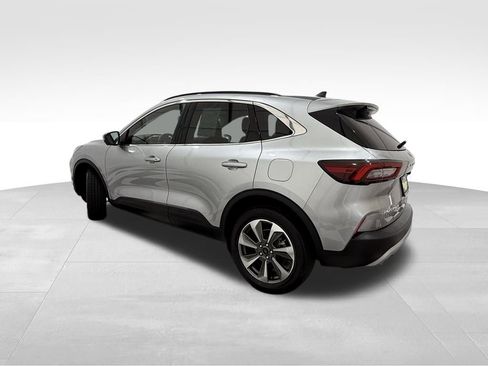 Used 2023 Ford Escape Platinum image 2