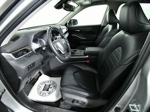Used 2023 Toyota Highlander XLE image 5