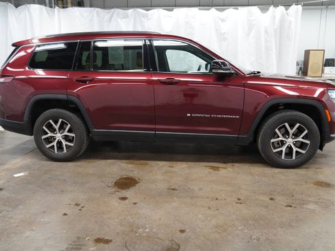 Used 2023 Jeep Grand Cherokee L Limited AWD/4WD image 2