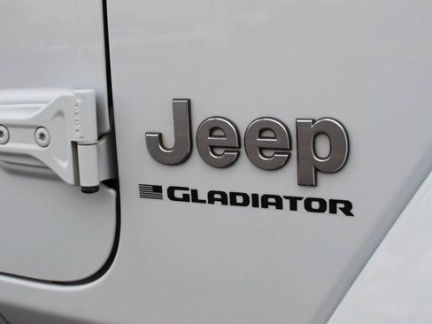 Used 2023 Jeep Gladiator Overland w/ Cold Weather Group AWD/4WD image 19