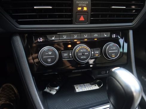 Used 2020 Volkswagen Jetta R-Line FWD image 11